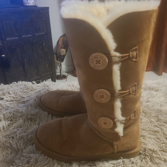 Tan ugg - Picture 3 of 6